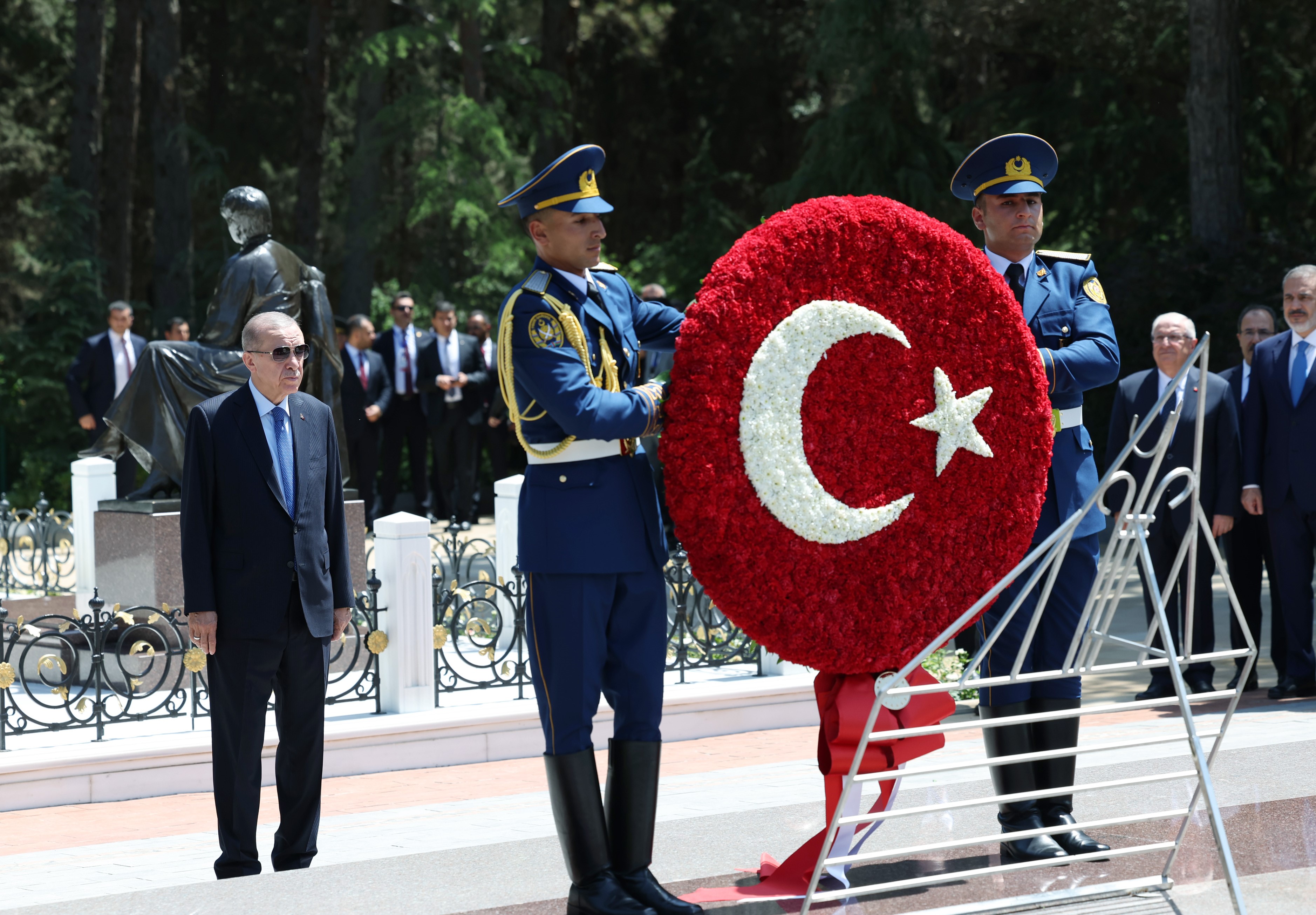 Cumhurbaşkanı Erdoğan, Bakü'de şehitliği ziyaret etti