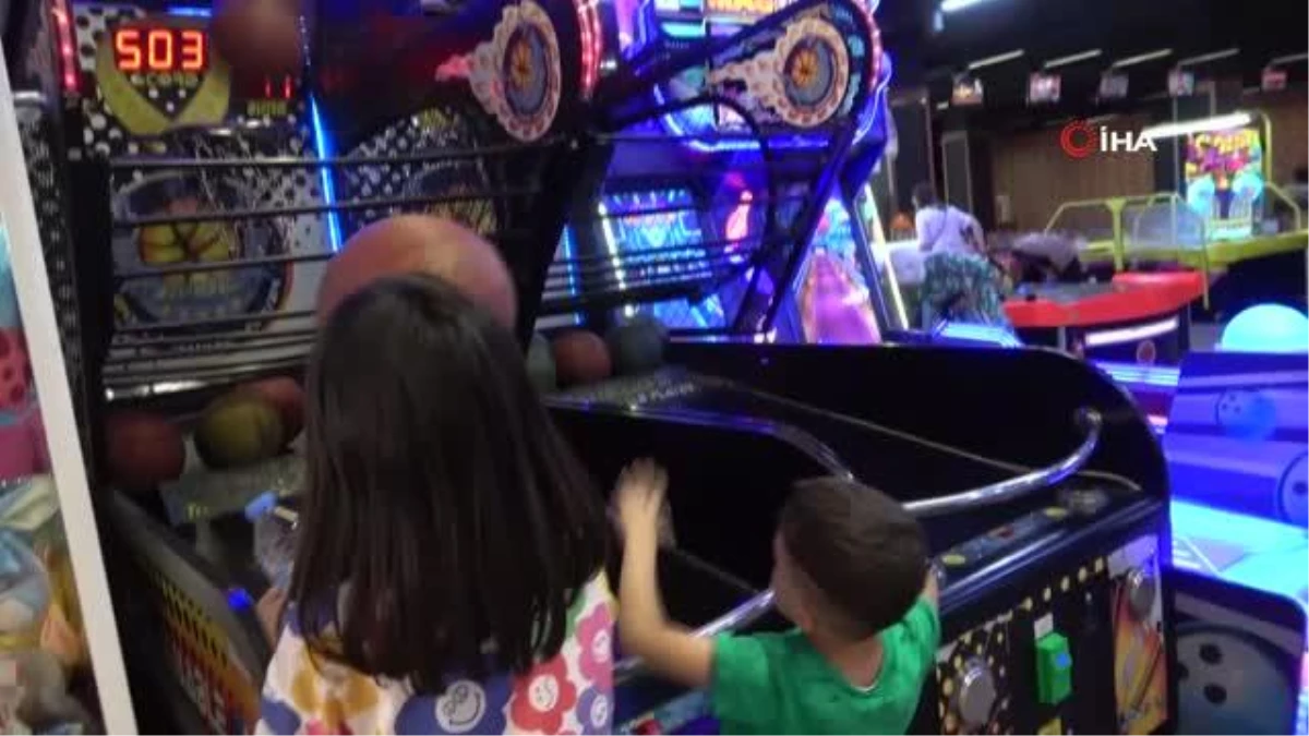 Bayram harçlıklarını toplayan çocuklar oyun alanlarına koştu