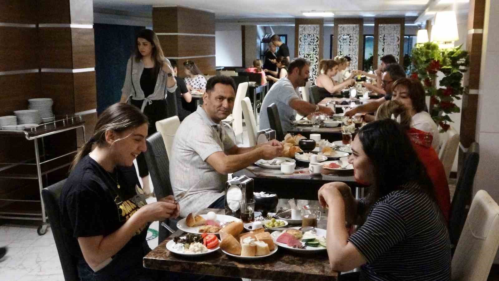 İranlı turistler 3 günlük tatil için Van’a akın etti