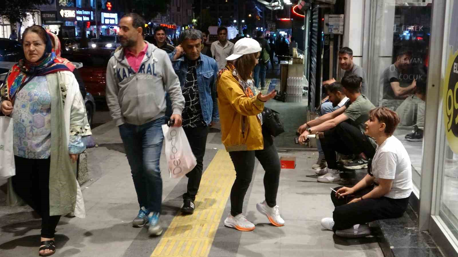 İranlı turistler 3 günlük tatil için Van’a akın etti
