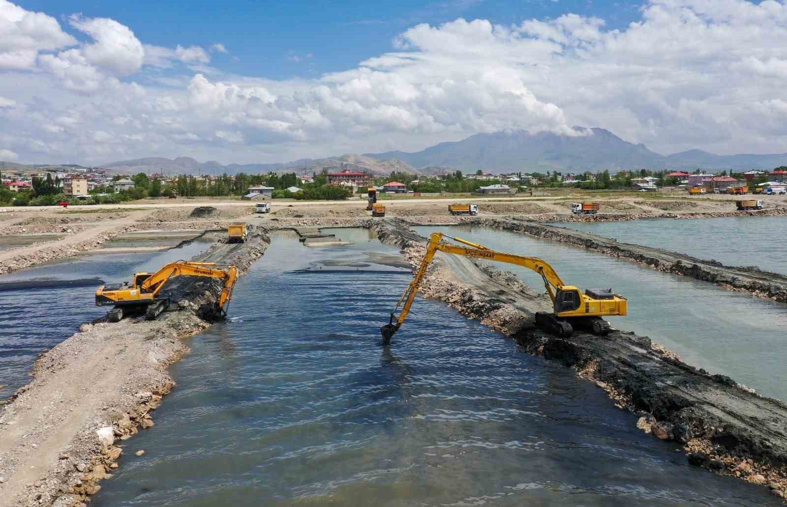 Van Gölü’nden 1 milyon metreküp dip çamuru çıkarıldı