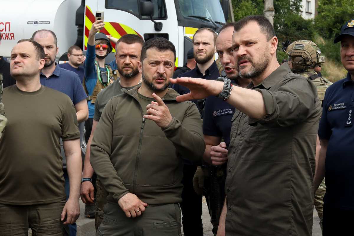 Zelenskiy’den hidroelektrik santralinin vurulduğu Herson’a ziyaret