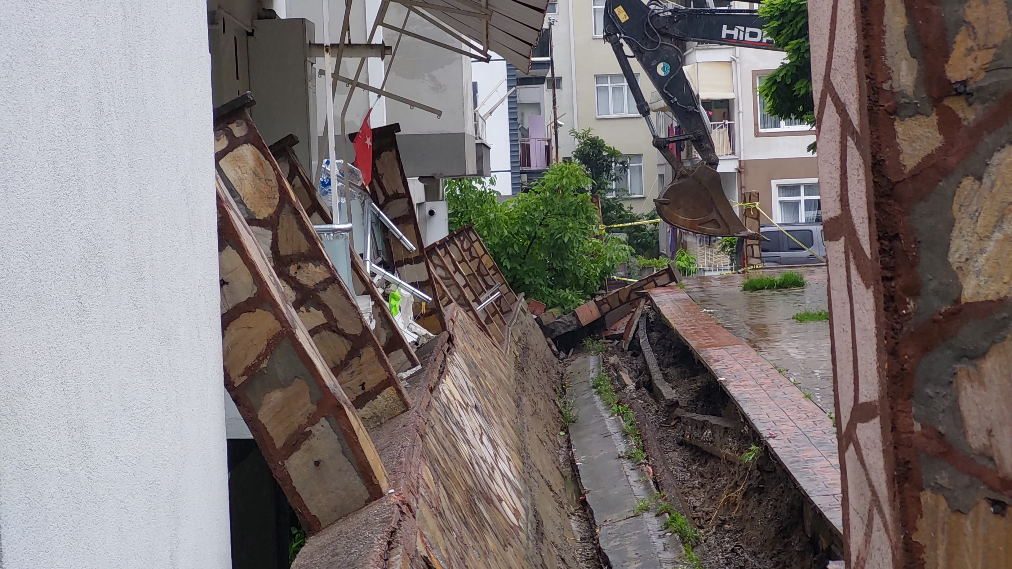 Samsun'da selden yıkılan parkın duvarı evlerin balkonlarına zarar verdi