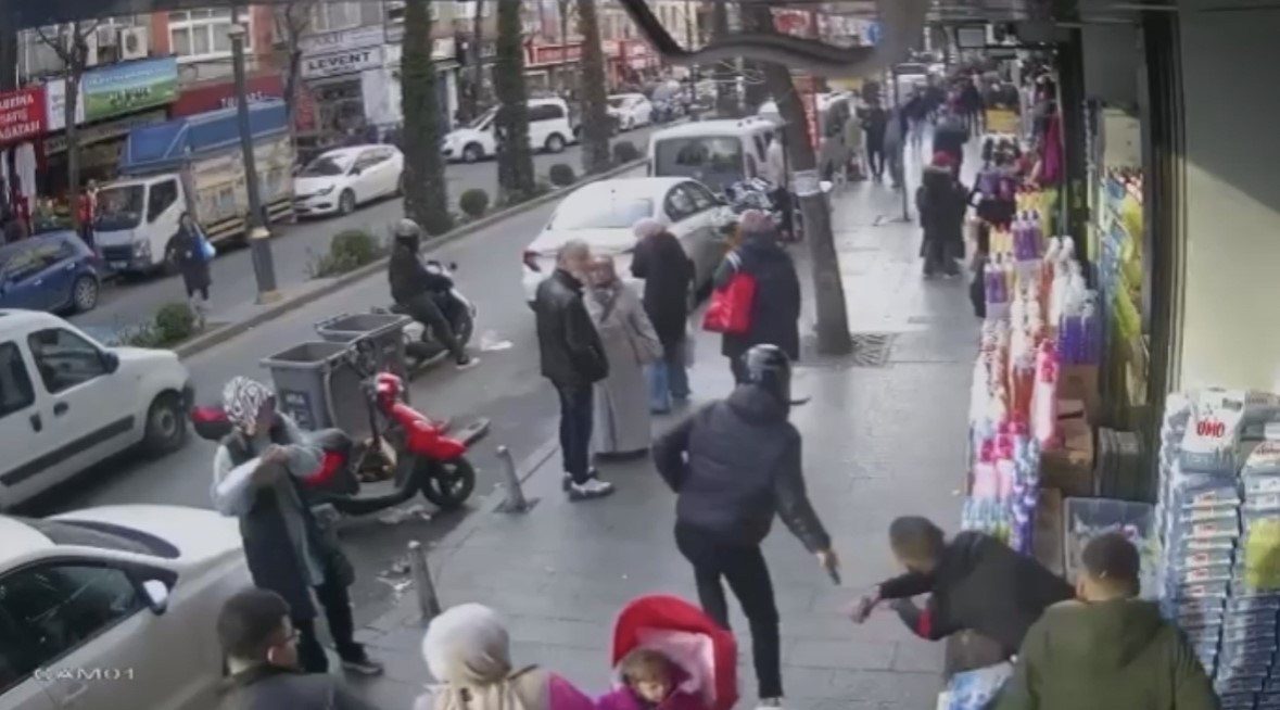 İstanbul’da silahlı saldırı kamerada: Yanlış adamı vurmuş