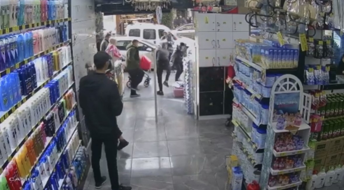 İstanbul’da silahlı saldırı kamerada: Yanlış adamı vurmuş