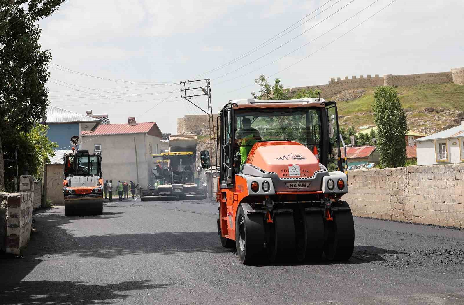 Van Büyükşehir Belediyesinden yol asfaltlama çalışması