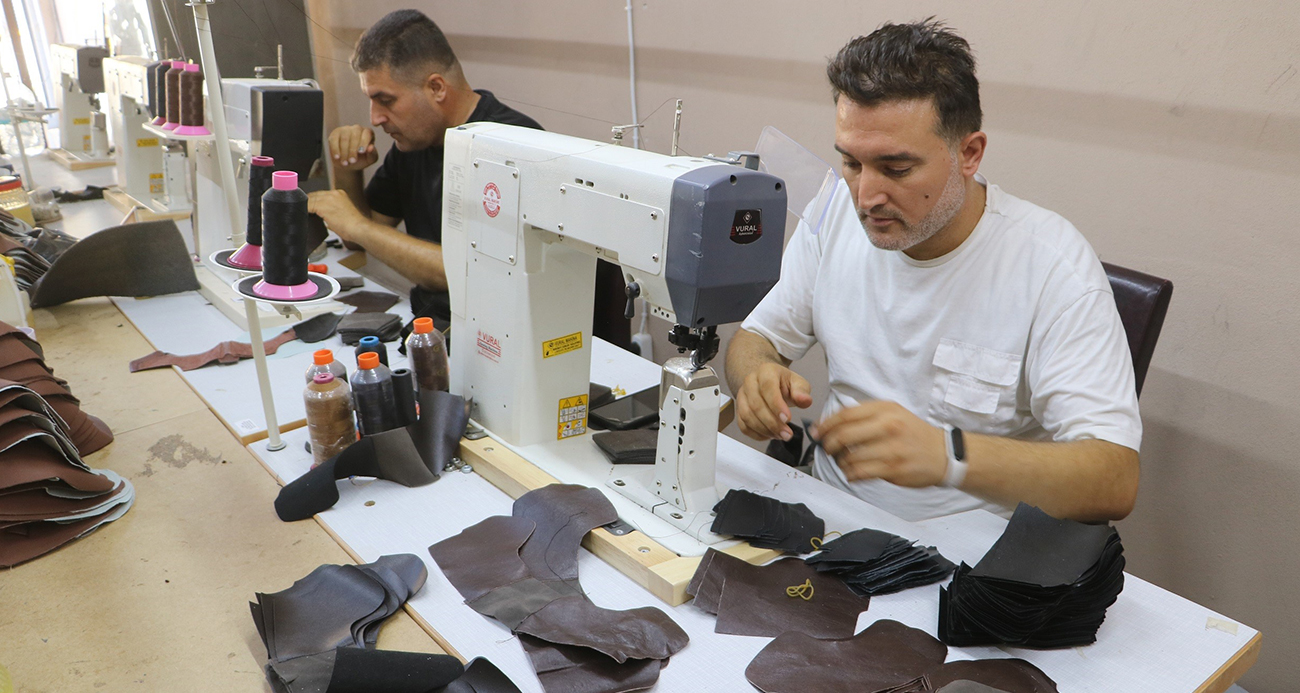 Günlük bin TL’ye usta bulamayan enkaz kentin ayakkabı imalatçıları, üretmek için destek bekliyor