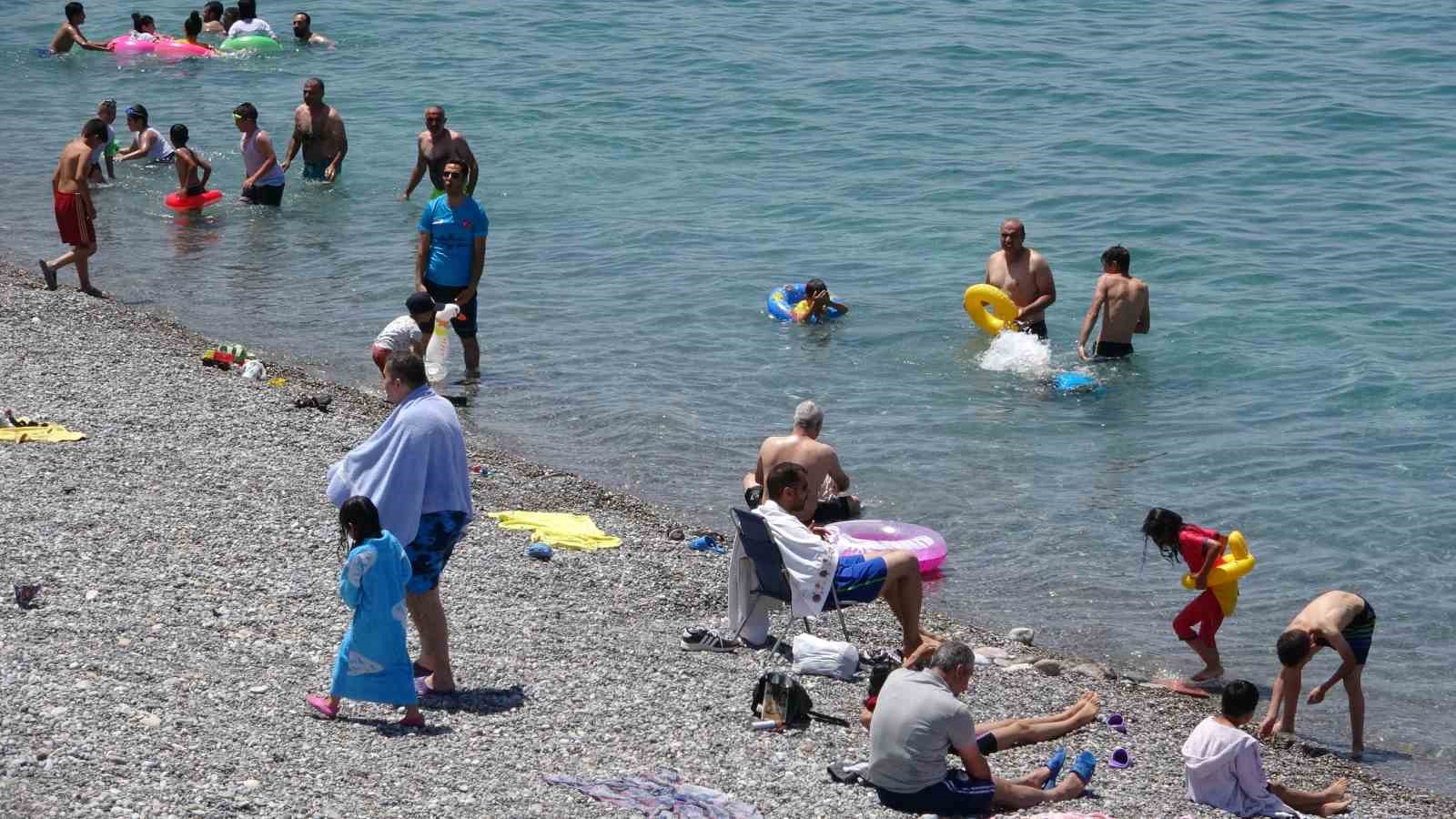 Van Gölü’nün mavi bayraklı plajında hafta sonu yoğunluğu