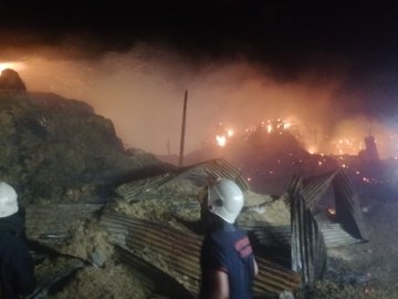 Samancılar Sitesi yangınına onlarca araç ve personelle müdahale edildi