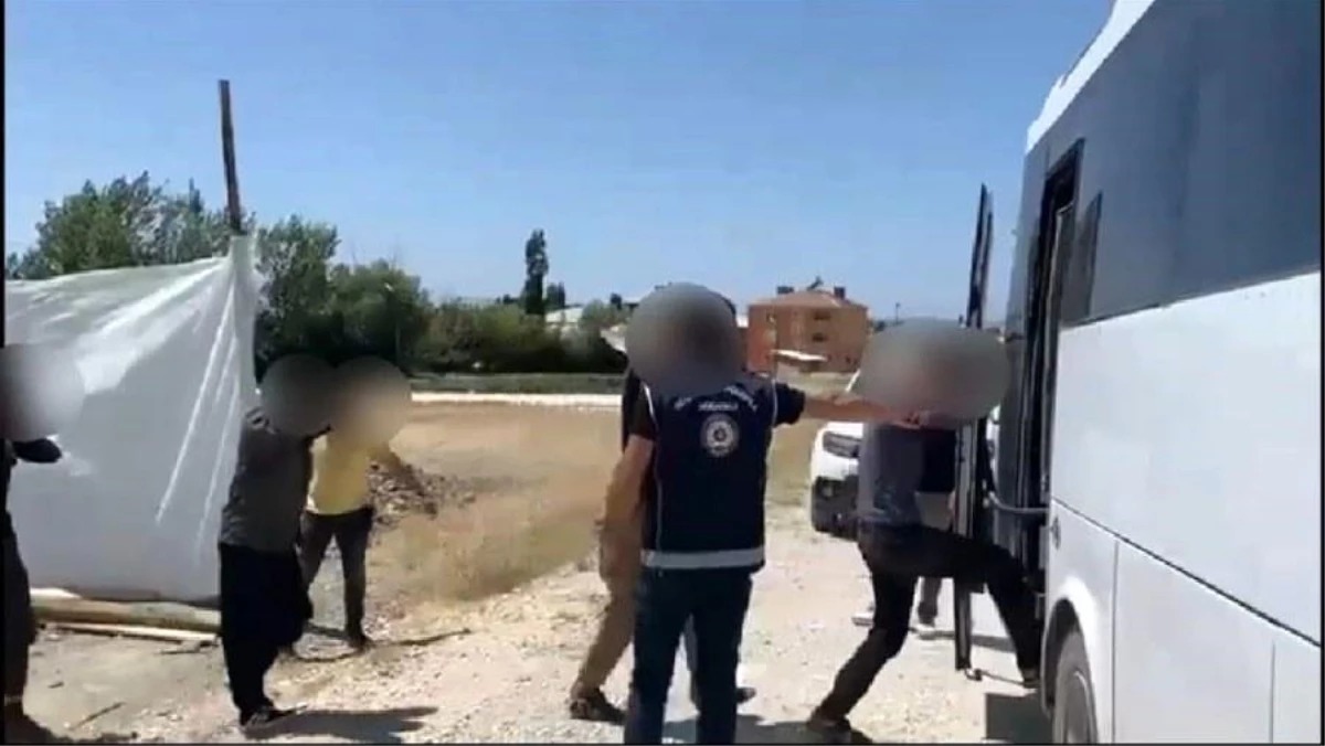 Yerin altında saklanan düzensiz göçmenler yakalandı