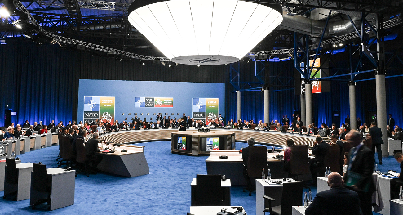 NATO liderleri zirvenin ilk oturumuna katıldı