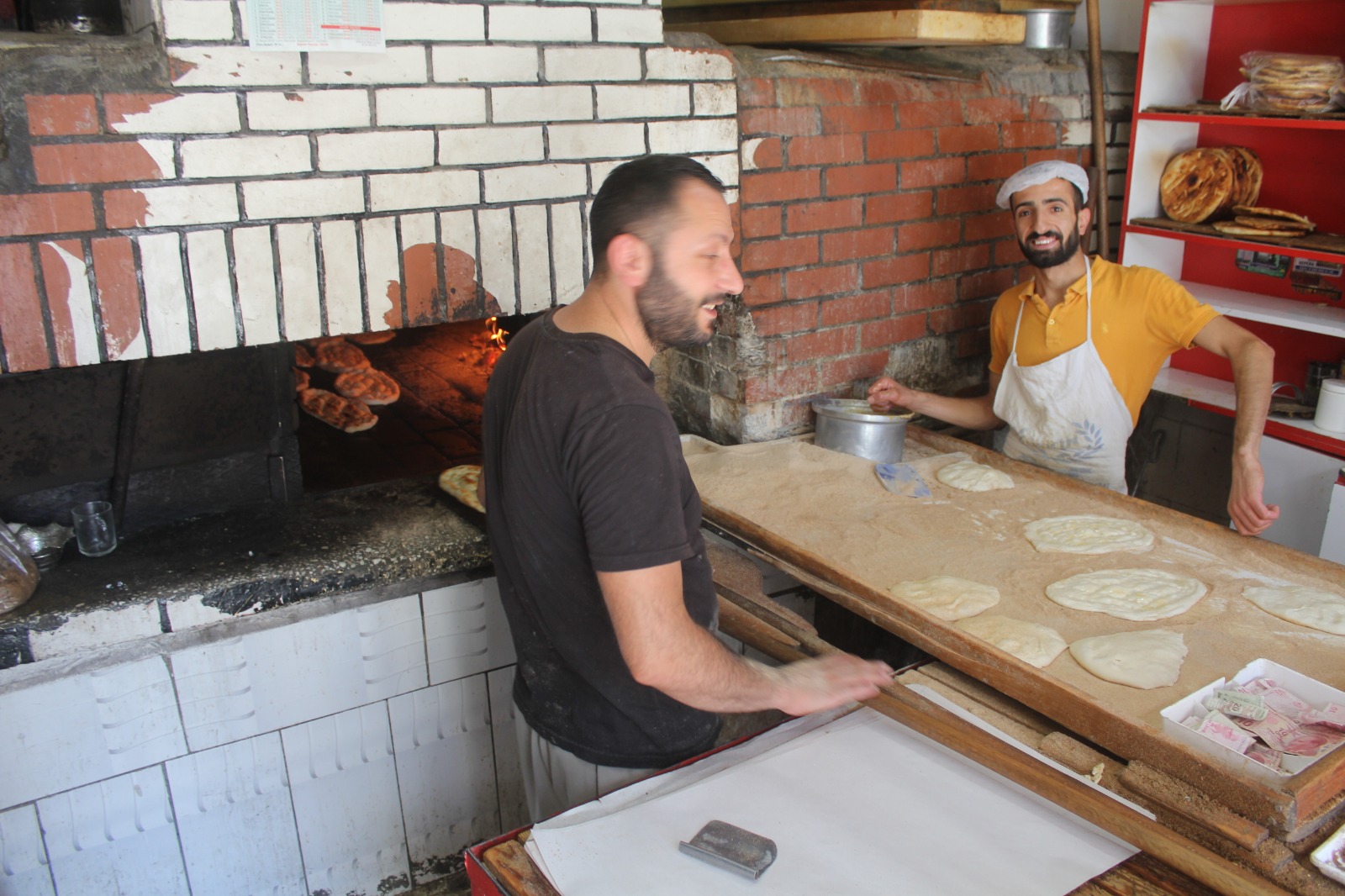 300 derecelik sıcakta ekmek mücadelesi