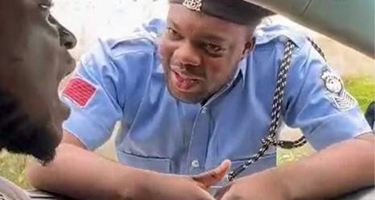 Skecinde polis üniforması giyen Nijeryalı komedyene soruşturma açıldı