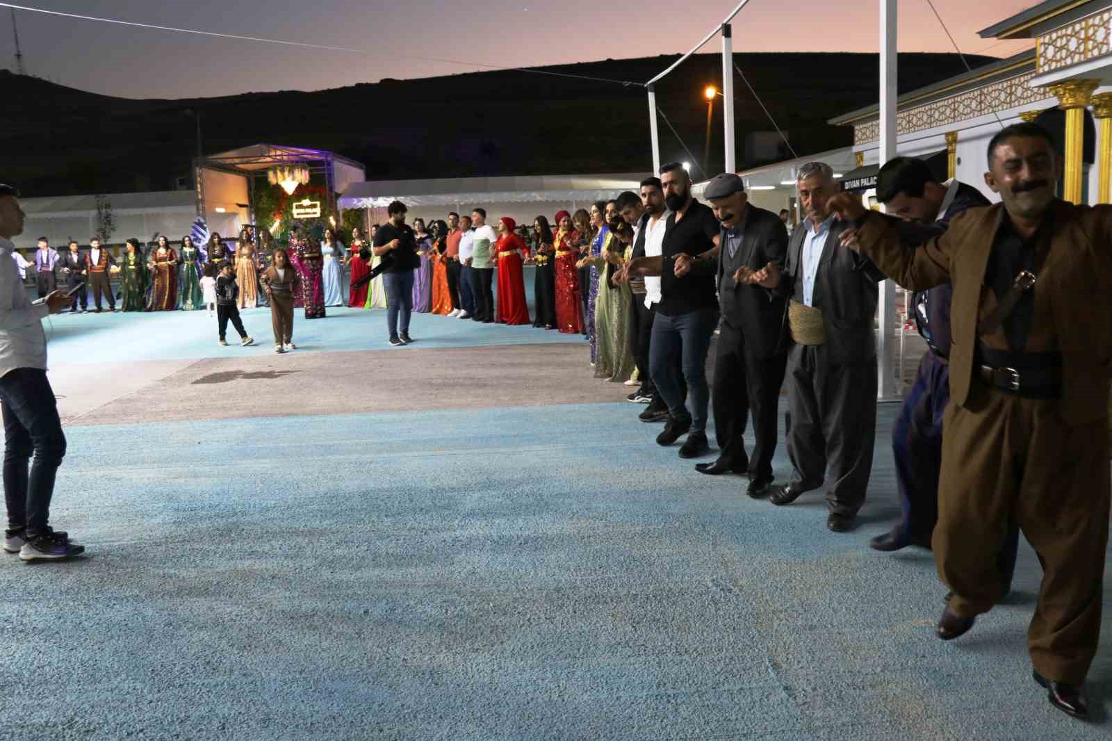 Van’daki aşiret düğününde takı merasimi dudak uçuklattı