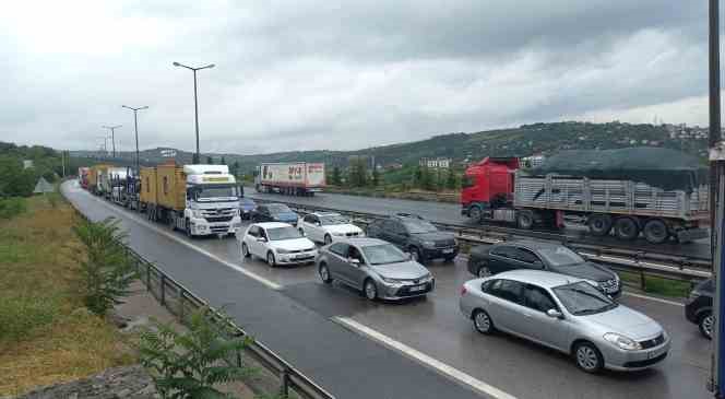 TEM’de 13 araç zincirleme kazaya karıştı, trafik felç oldu: 5 yaralı