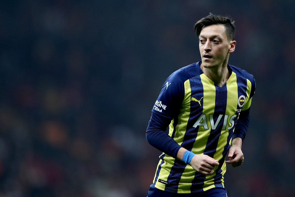 Mesut Özil Almanya’da eleştiri oklarının hedefinde