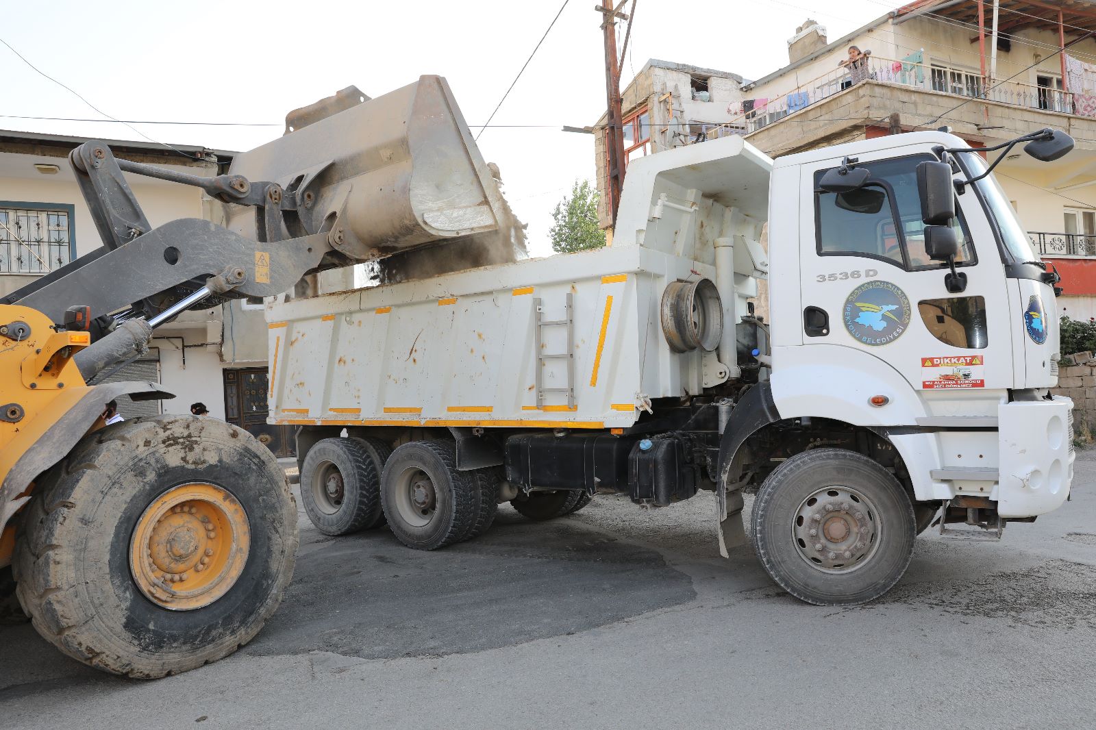 Van’da metruk binalar tek tek yıkılıyor