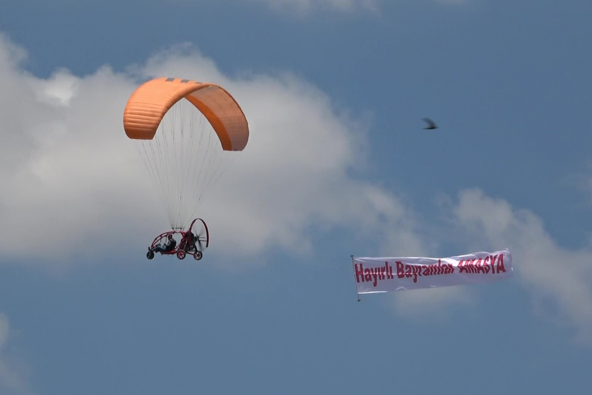 Paraşütçüden Amasyalılara gökyüzünden bayram kutlaması