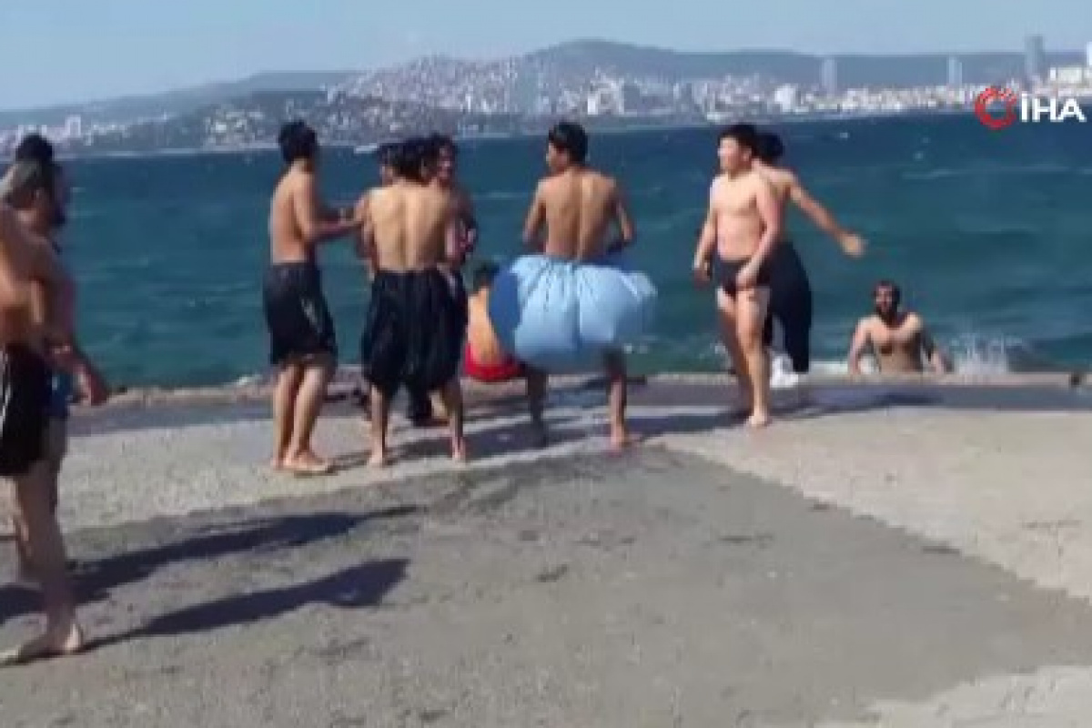 Büyükada’da ilginç görüntü: Naylon torba ile denize girdiler