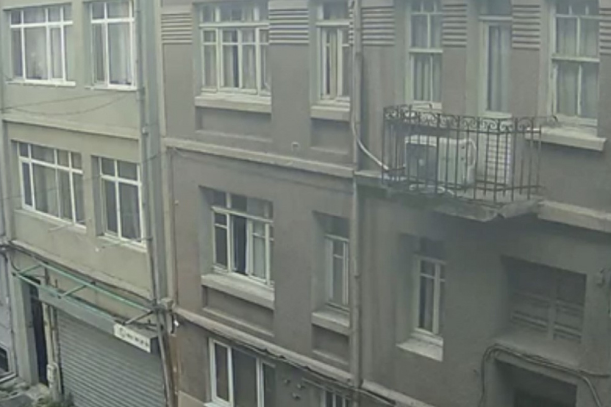 İstanbul’da ‘örümcek adam’ gibi hırsız kameraya yansıdı