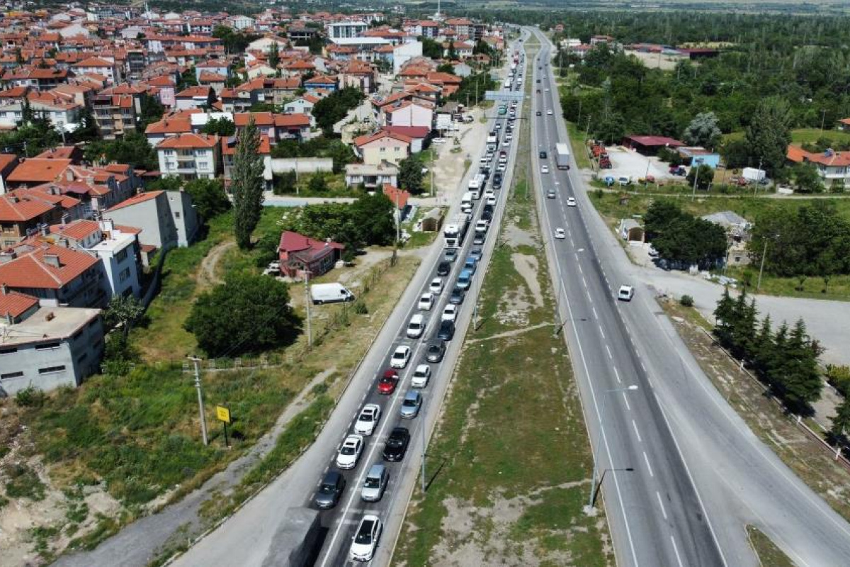 9 günlük tatilde Afyonkarahisar’dan 1 milyon 300 bine yakın araç geçiş yaptı