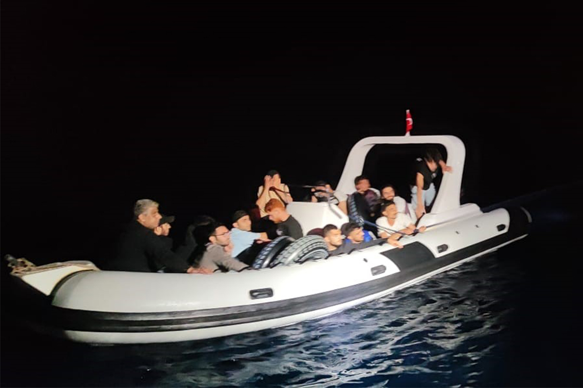 Lastik bot içerisinde 17 göçmen yakalandı