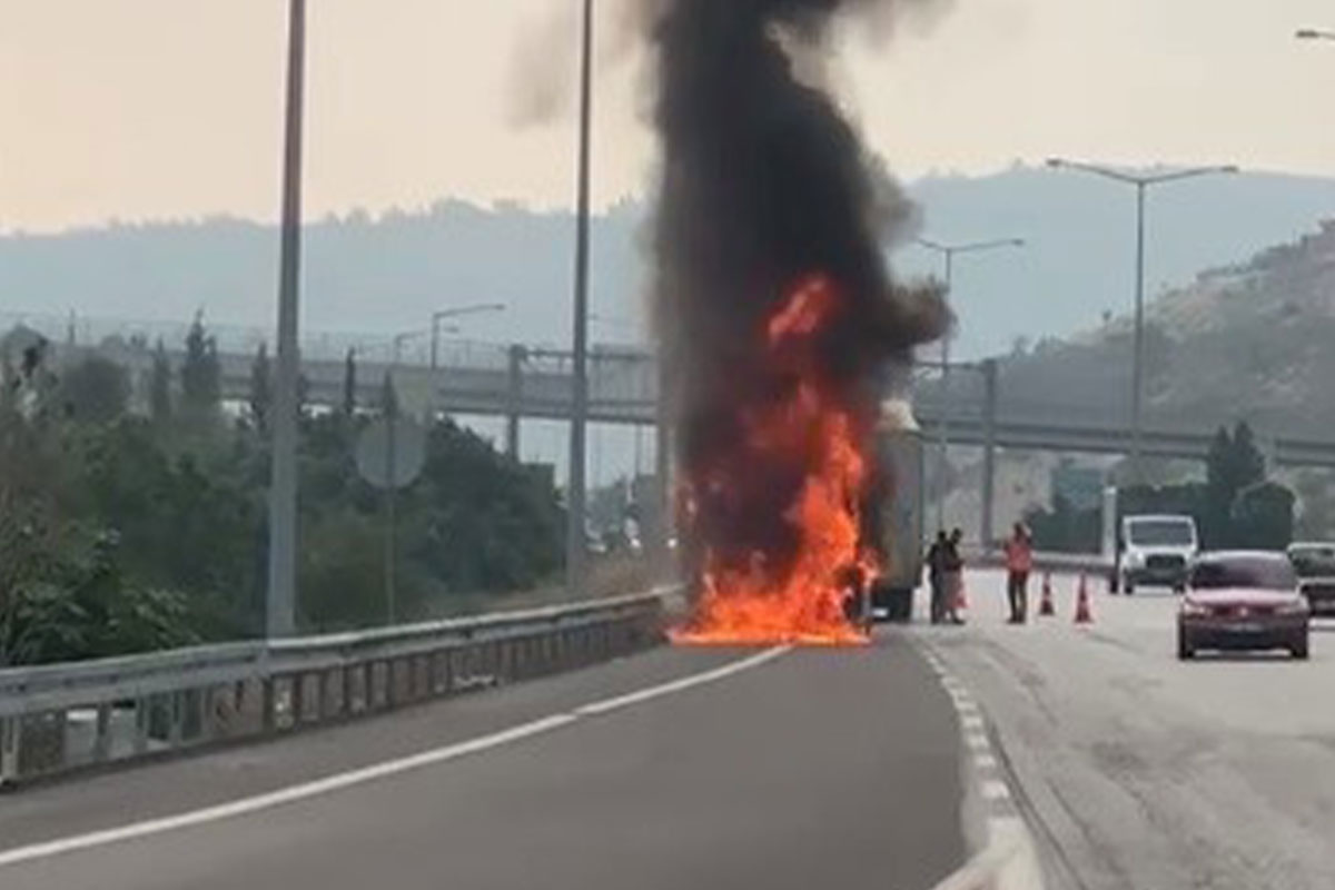 Mersin’de seyir halindeki tır otoyolda alev alev yandı