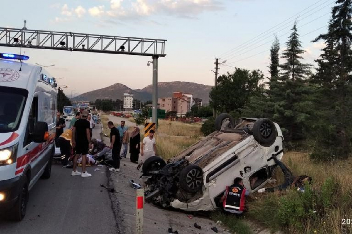 Burdur’da takla atan otomobildeki 5 kişi yaralandı