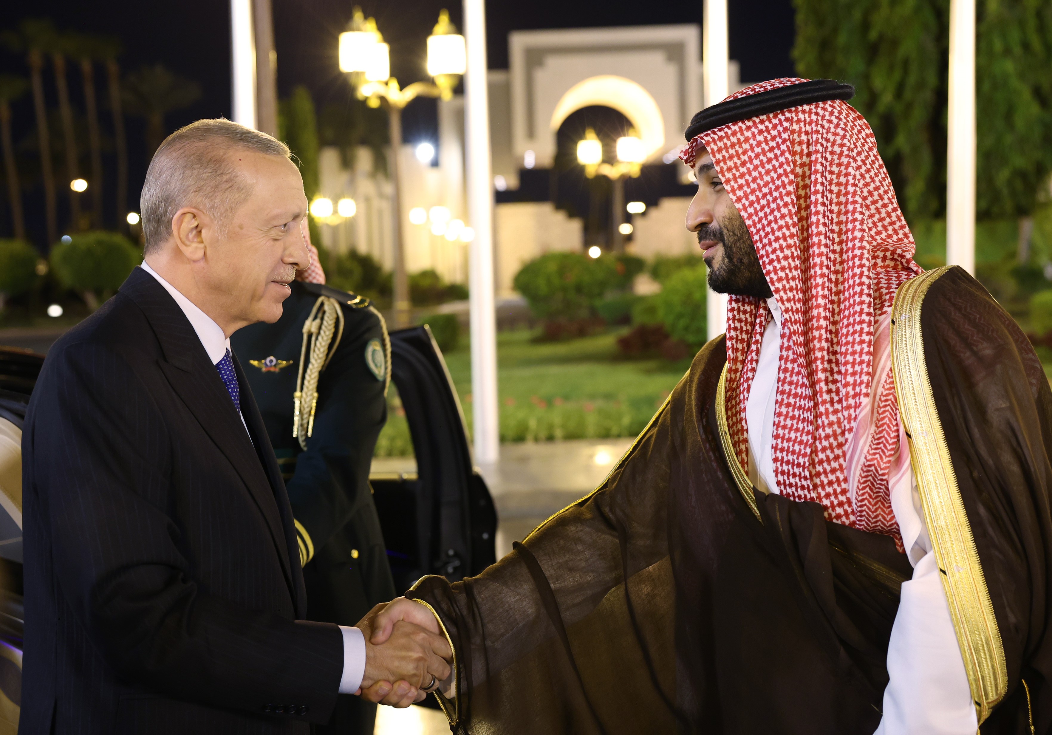 Cumhurbaşkanı Erdoğan, Suudi Arabistan’da resmi törenle karşılandı