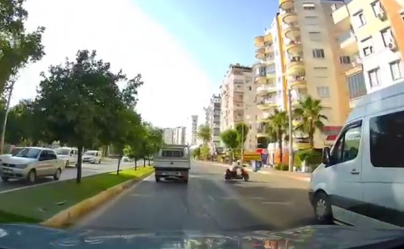 Motosikletlinin, yola dökülen yağdan kayıp düştüğü anlar kamerada