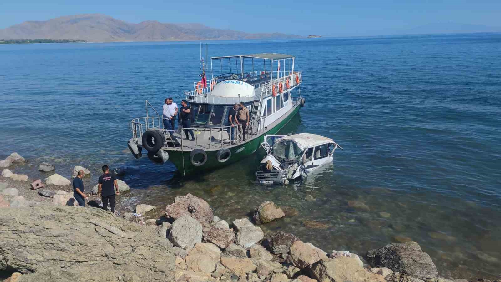Minibüs Van Gölü’ne uçtu: 11 yaralı