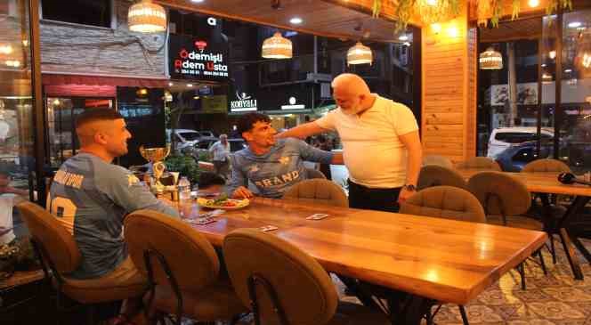 Kelle paça düşkünü kaleci, şimdi de beyti karşılığı anlaştı