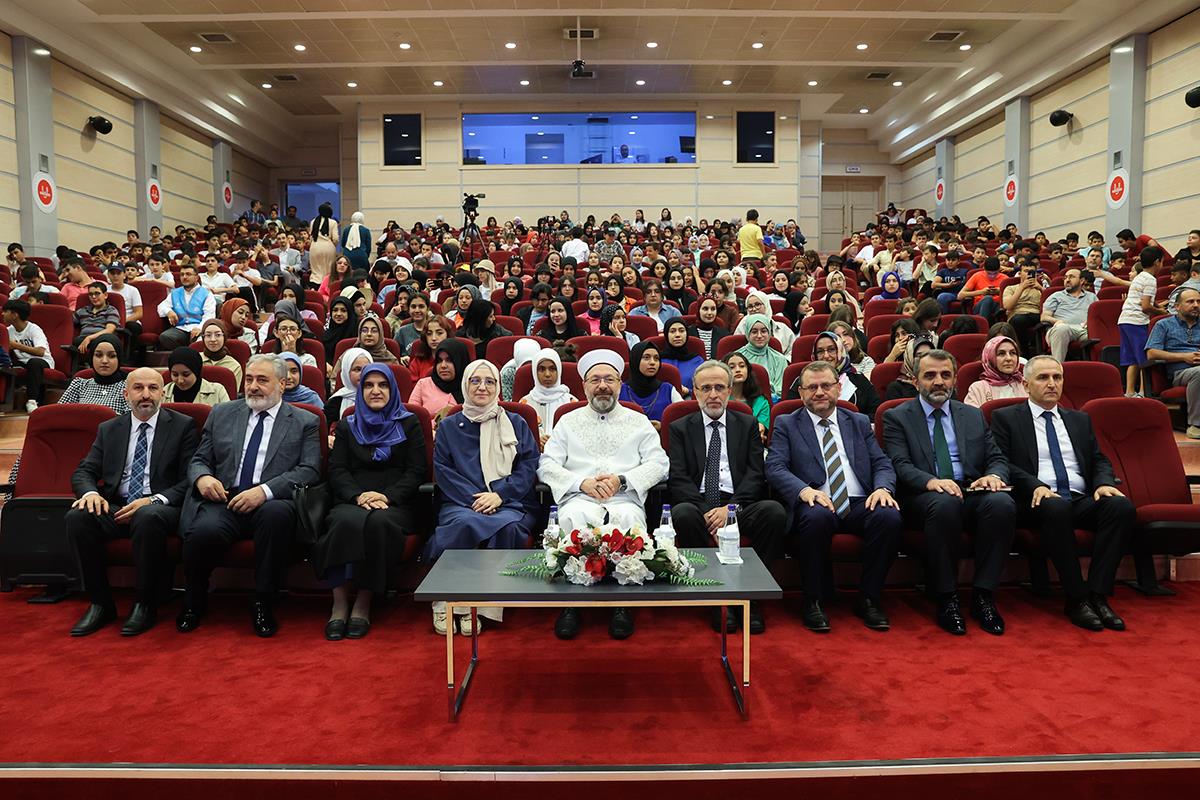 Diyanet İşleri Başkanı Erbaş depremzede öğrencilerle bir araya geldi