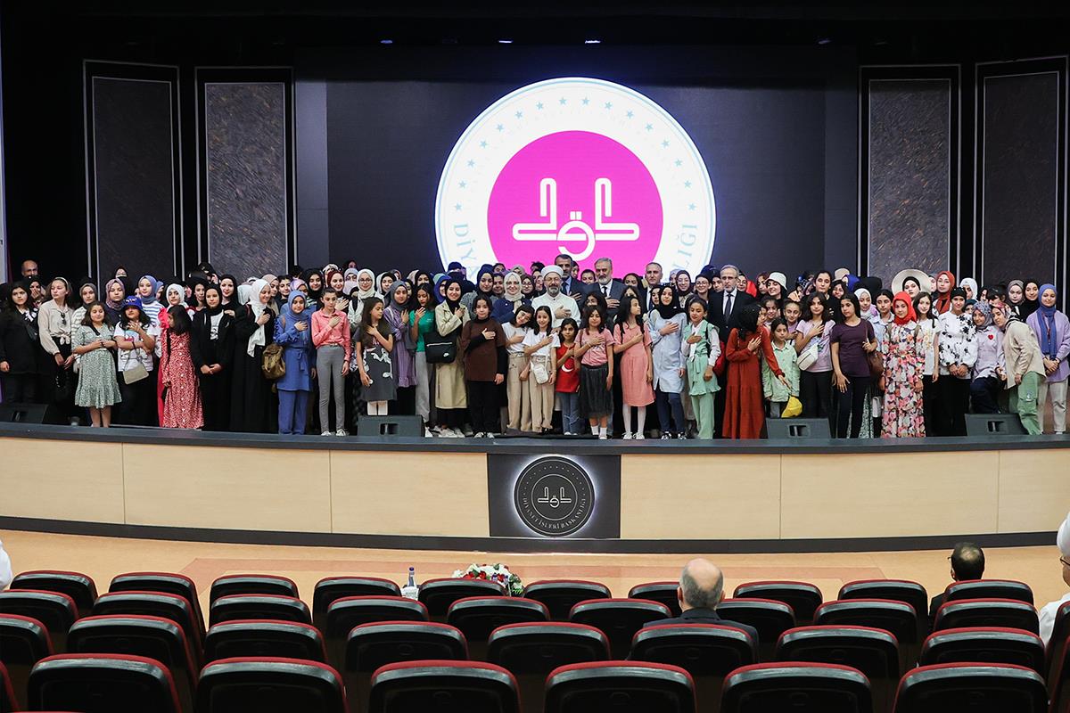 Diyanet İşleri Başkanı Erbaş depremzede öğrencilerle bir araya geldi