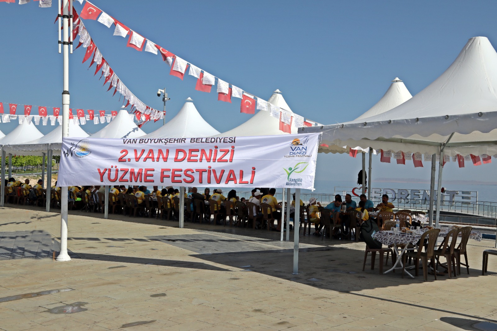 Van Denizi Yüzme Festivali renkli görüntülerle devam ediyor
