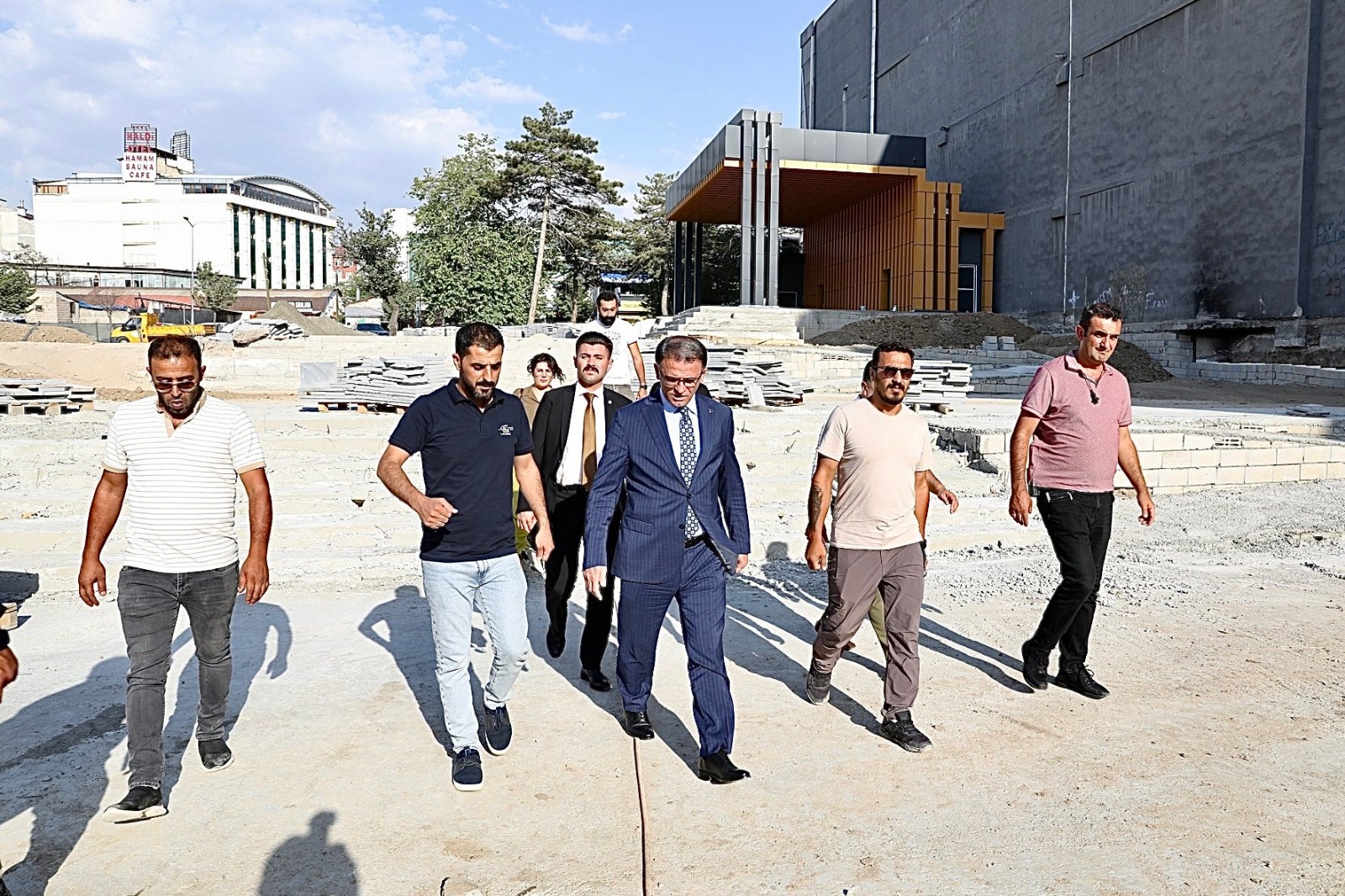 Vali Balcı kent meydanında incelemelerde bulundu