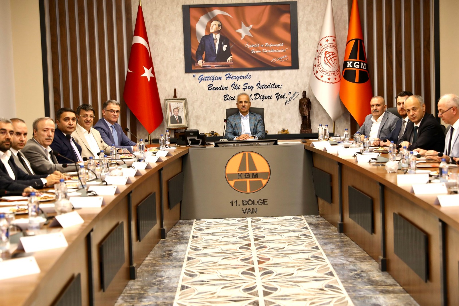 Bakan Uraloğlu’na Van’ın çözülmesi gereken sorunları hatırlatıldı