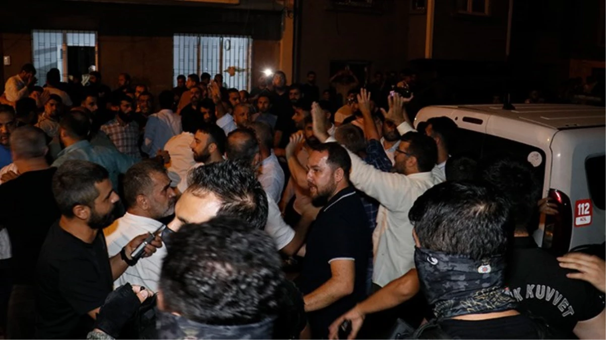 Adana’da öfkeli kalabalık, HÜDA Par binasını kana bulayan şüphelinin evine saldırdı