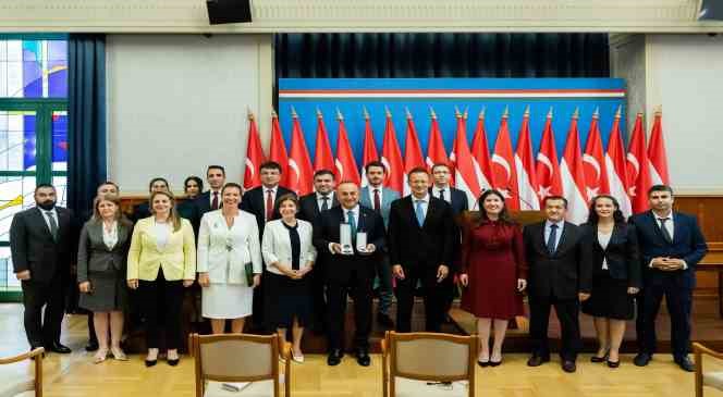 Eski Dışişleri Bakanı Çavuşoğlu’na Macaristan’dan ‘Liyakat Nişanı’ madalyası