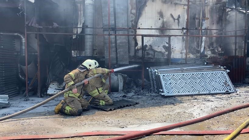 Sancaktepe’de işyeri yangını: Vatandaşlar kendi imkanıyla binayı boşalttı