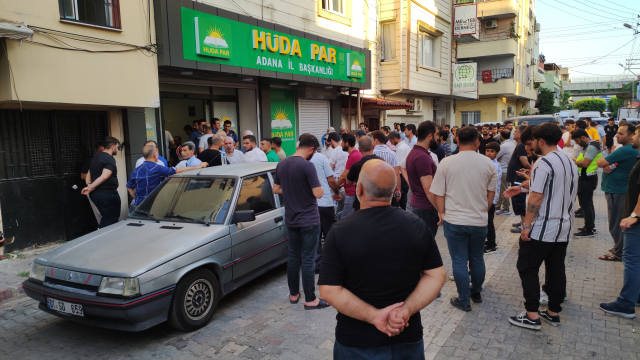 1 kişi hayatını kaybetti, 1 kişi yaralandı! HÜDA PAR binasındaki kanlı saldırının ardından yaşananlar kamerada
