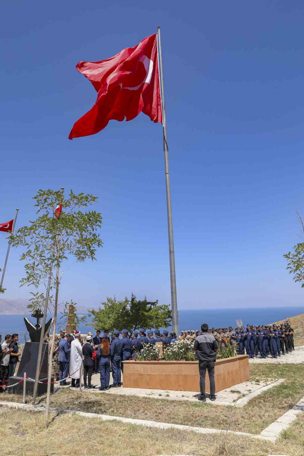 Uçak kazasında şehit olan 7 emniyet mensubu dualarla anıldı