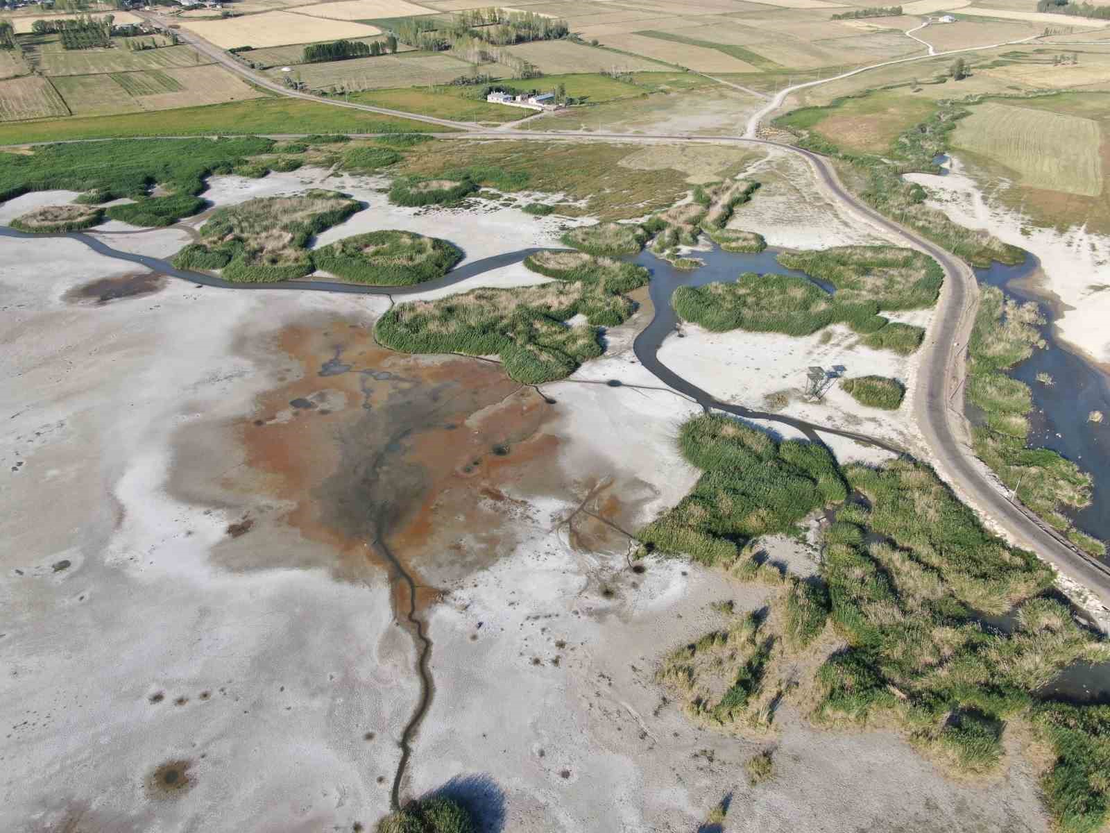 Erçek Gölü’ndeki su kaybı devam ediyor