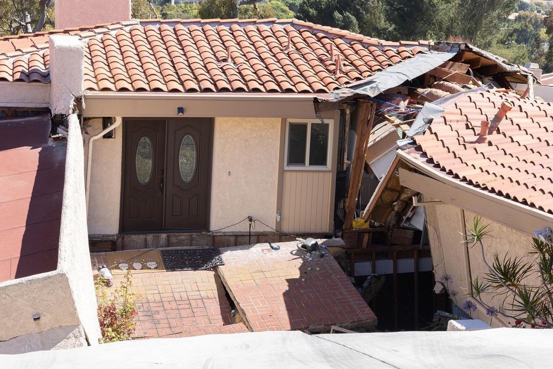 California’da toprak kayması: 12 ev yıkıldı