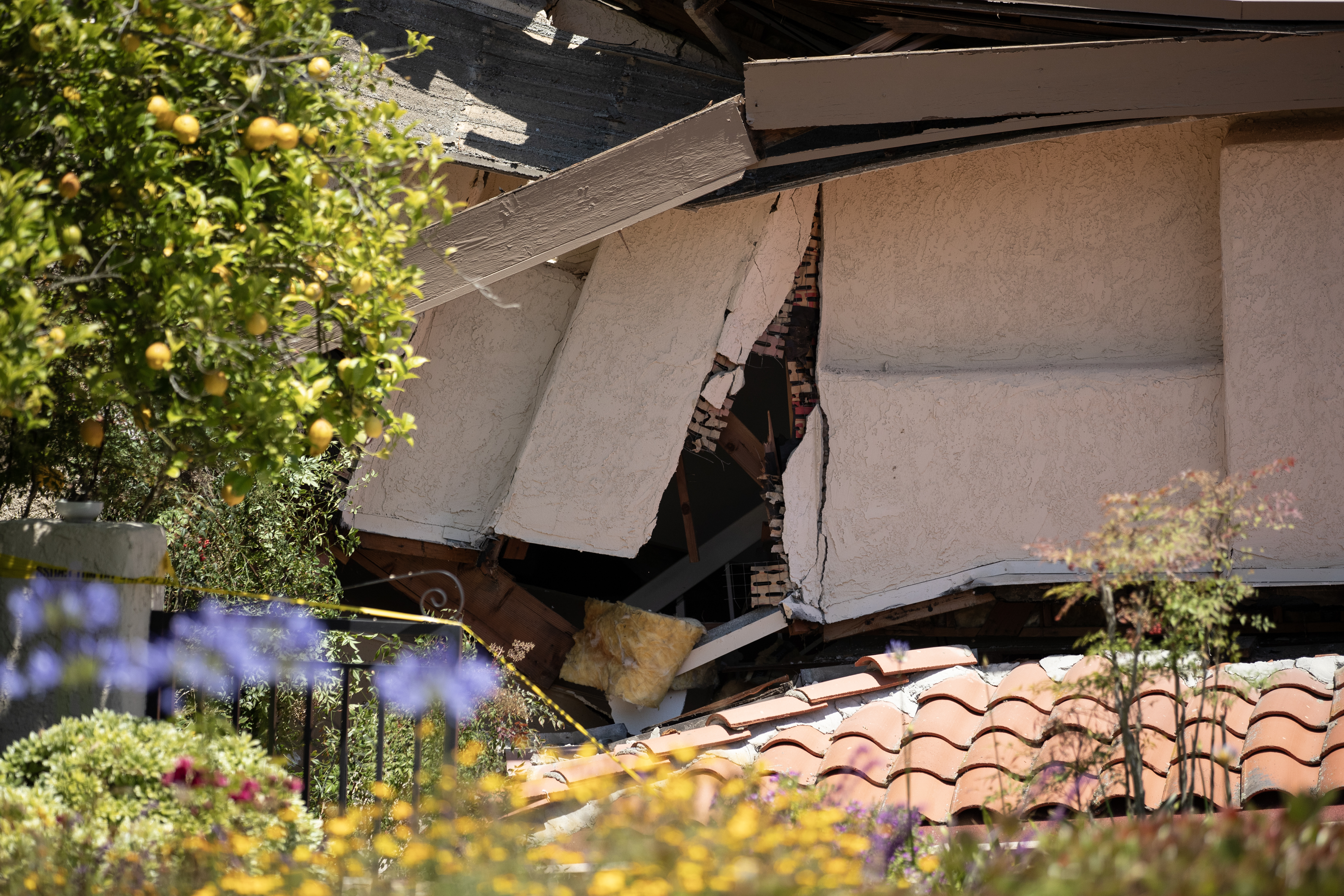California’da toprak kayması: 12 ev yıkıldı
