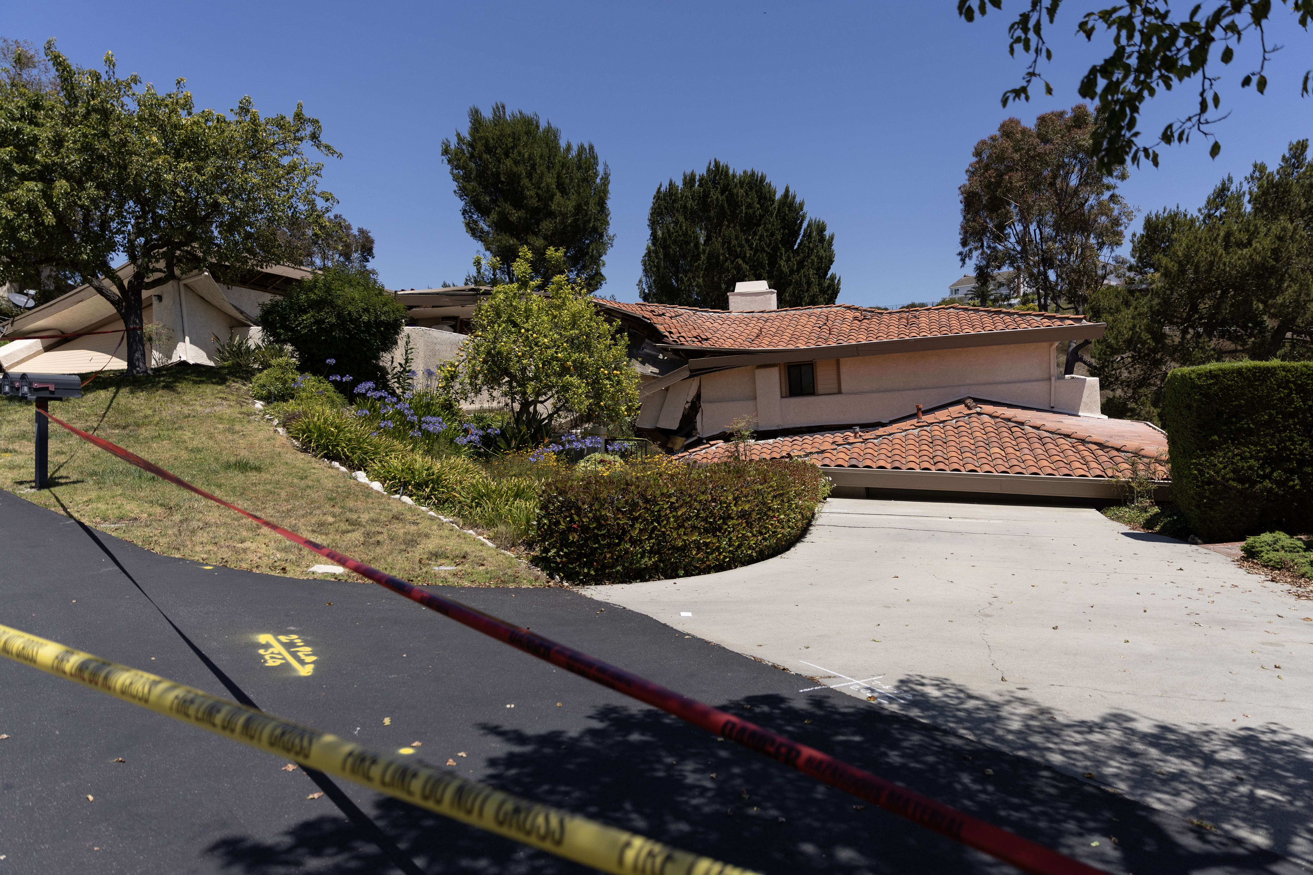 California’da toprak kayması: 12 ev yıkıldı