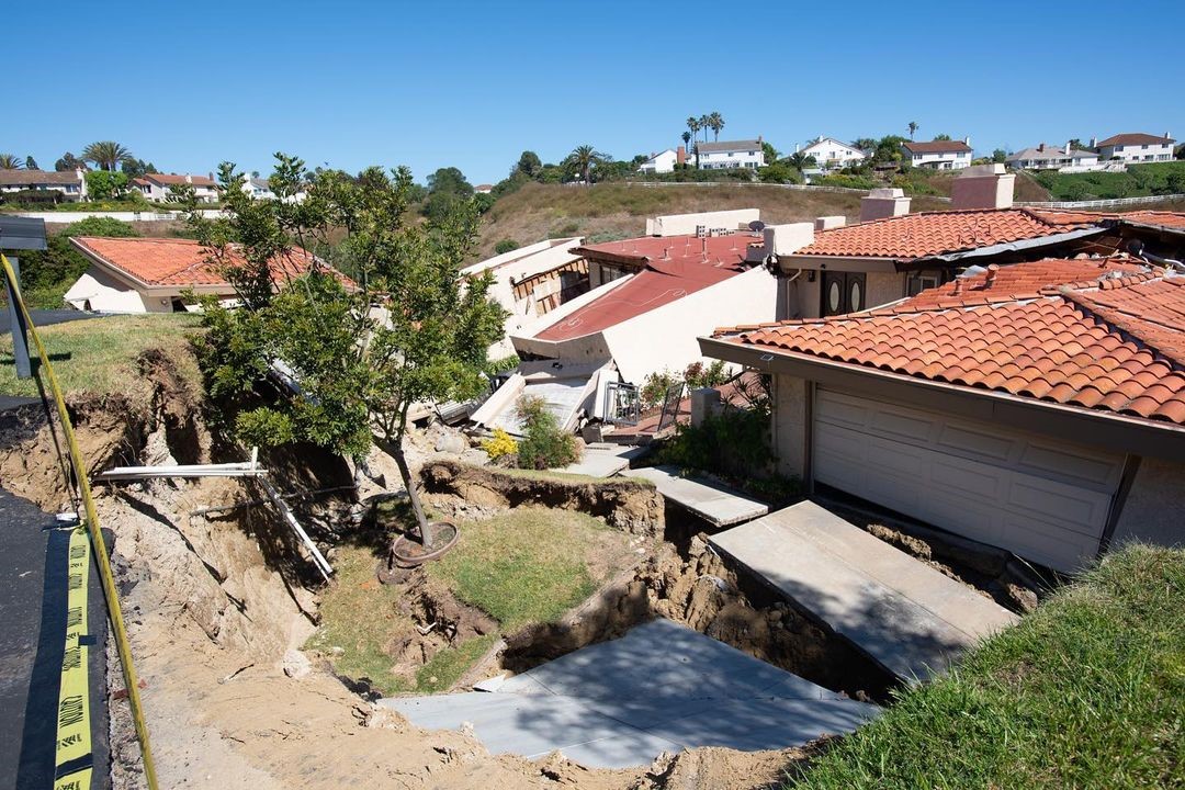 California’da toprak kayması: 12 ev yıkıldı