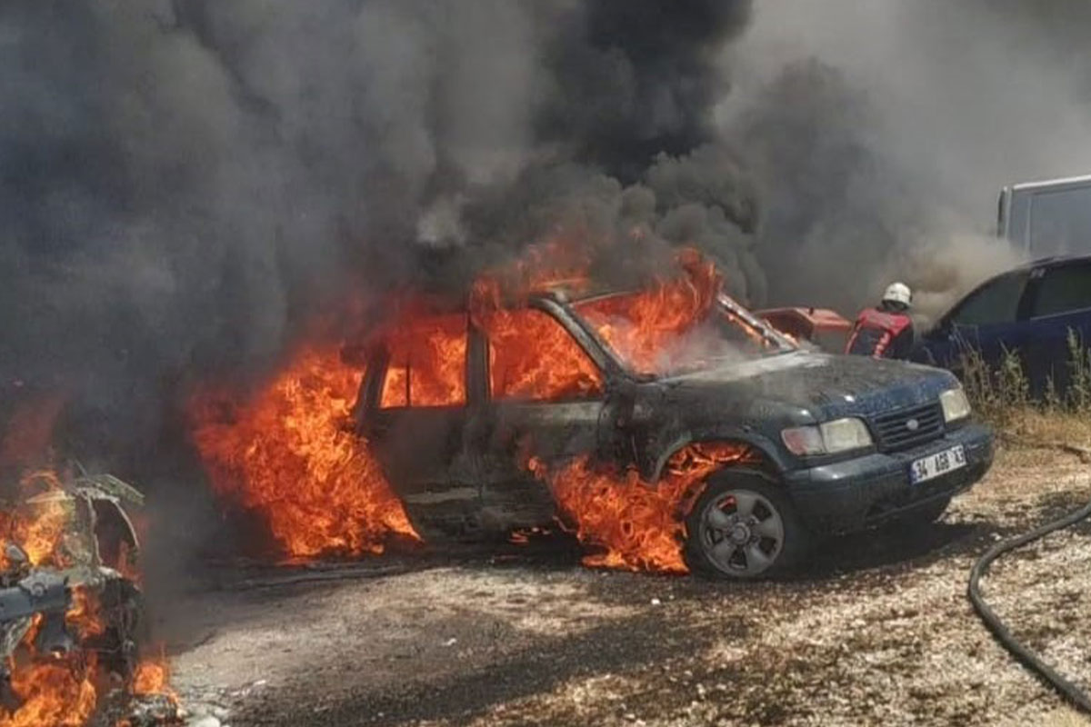 Ot yangını otoparka sıçrayınca araçlar yanarak hasar gördü