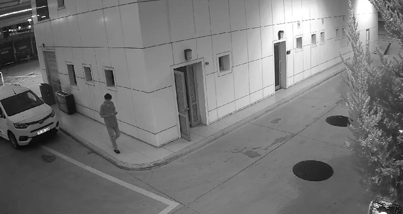 Elini kolunu sallayarak geldi, telefonu çalıp ‘mutlu’ bir şekilde kaçtı