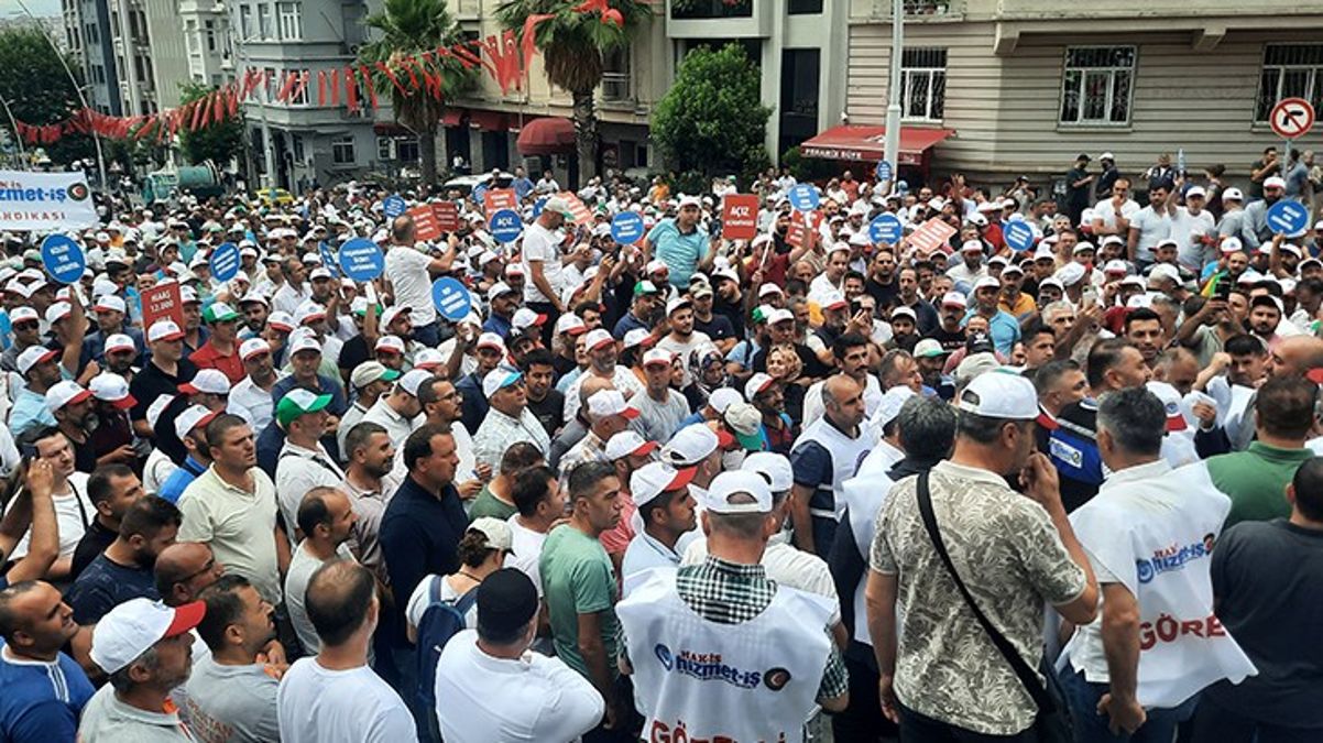Maaşların artırılmasına karşı çıkan sendikanın önünde eylem yaptı
